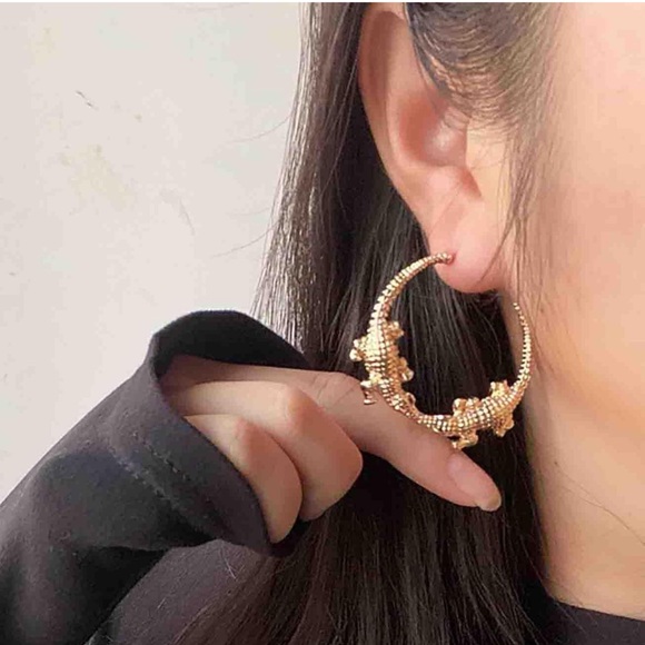 🎀3/$30 “ ALI HOOPS “  NEW Anthropologie Alligator Gold Hoop Earrings - Picture 4 of 5